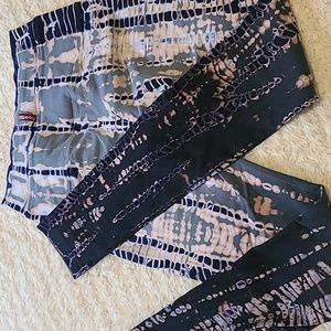 EUC Hard tail tie dye legging